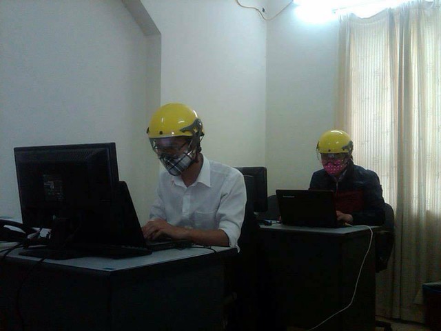 
Nhiều người đến làm việc trong căn hộ có sự cố phải đội mũ bảo hiểm để đề phòng bất trắc.

