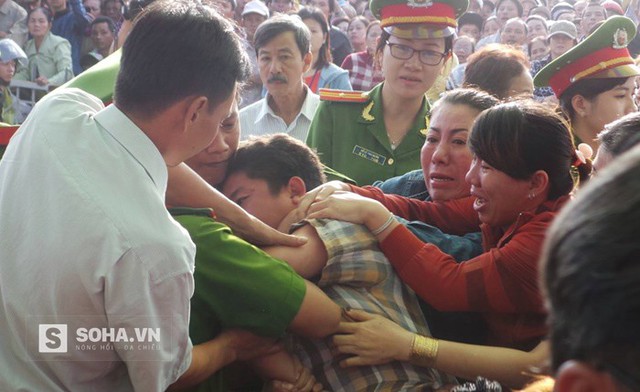 Ngay khi các bị cáo được giải đến tòa, người nhà nạn nhân đã đã không thể giữ nổi bình tĩnh. Nhiều người òa khóc trong đau đớn và tức giận.