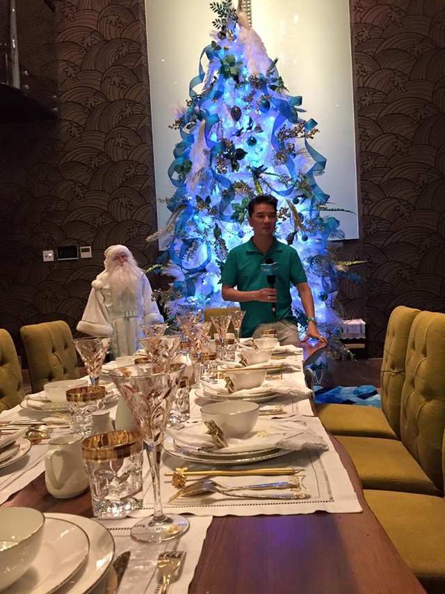 
Phòng ăn trong biệt thự được đặt một cây thông trắng do Đàm Vĩnh Hưng đặt làm và thiết kế.
