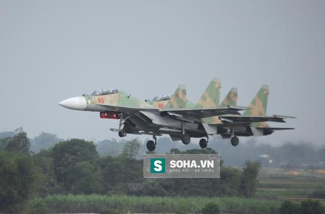 Phi công thử nghiệm số 1 Nga bay trong đội hình Su-30MK2 Việt Nam - Ảnh 6.