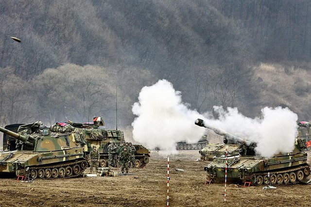 Pháo lựu tự hành K55 của Quân đội Hàn Quốc trong 1 đợt tập trận.