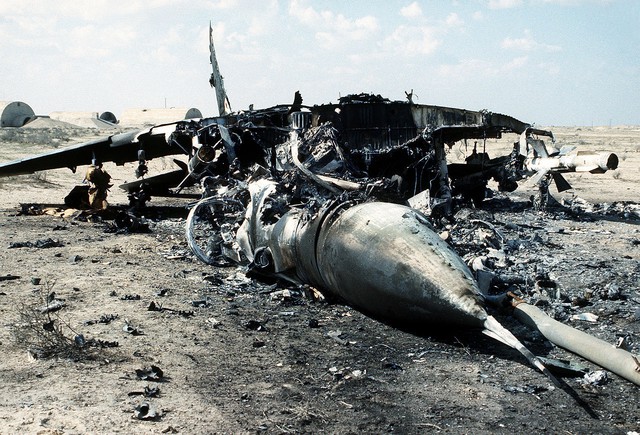 
Một máy bay MiG-29 của Không quân Iraq bị phá hủy dưới mặt đất.
