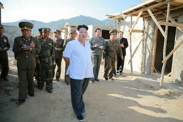 
Ông Kim Jong Un (áo trắng) thị sát khu vực gặp thiên tai ở thành phố Rason. Ảnh: Xinhua
