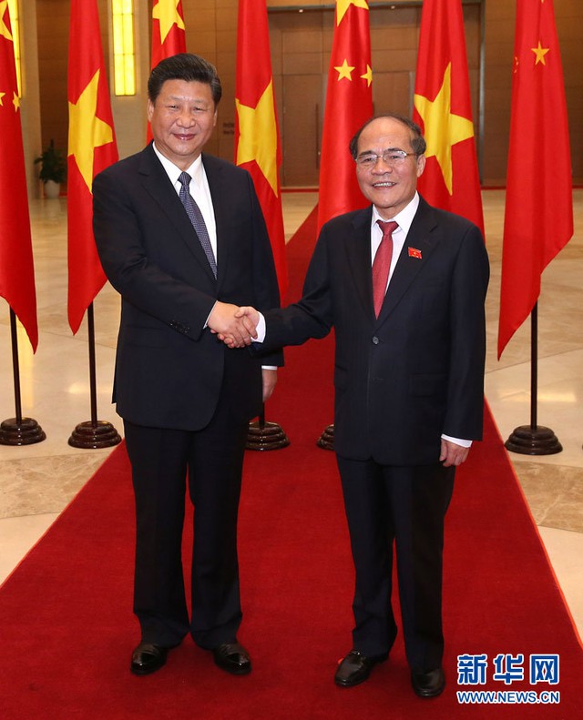 
Chủ tịch Quốc hội Nguyễn Sinh Hùng hội kiến Tổng bí thư, Chủ tịch Trung Quốc Tập Cận Bình sáng 6/11. Ảnh: Xinhua
