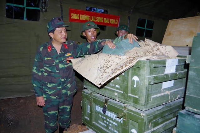 Thủ trưởng Bộ tư lệnh binh chủng kiểm tra trang thiết bị phòng độc tại hầm trú quân bí mật của đơn vị.