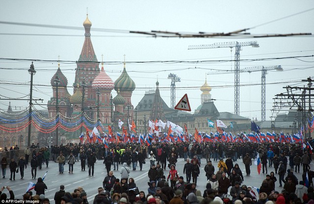 Đoàn tuần hành đi qua cây cầu nơi ông Nemtsov bị ám sát.