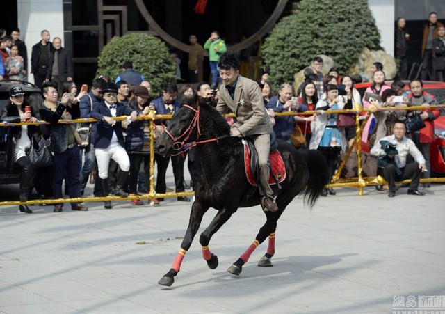 Trước khi hôn lễ bắt đầu, chú rể Chu Đồng trước mặt bạn thân thể hiện tài cưỡi ngựa.