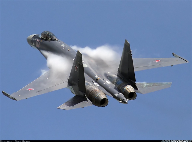 Với mô hình thiết kế vừa sục sạo vừa theo dõi, Su-35 có thể cùng lúc bắt chết 30 mục tiêu và đồng loạt phóng 8 quả tên lửa dẫn đường bằng radar chủ động, để tấn công 8 mục tiêu khác nhau. Nó được trang bị 12 điểm treo vũ khí và lượng bom đạn mang theo tối đa là 8 tấn, đáp ứng đầy đủ các yêu cầu tác chiến đa nhiệm trên không, mặt đất và chống hạm.