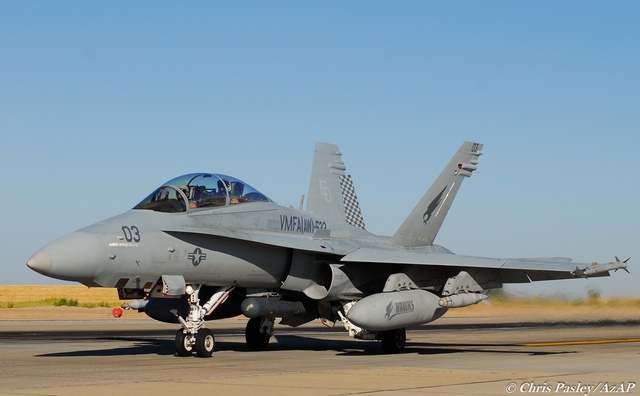 Máy bay trinh sát F/A-18D(RC) “Reconnaissance Hornet”. Pháo M61 Vulcan đã được bỏ đi và thay thế bằng hệ thống Trinh sát Hàng không Chiến thuật tiên tiến ATARS có thể thấy dưới mũi máy bay