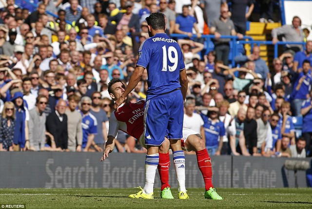 
Bước ngoặt xảy ra khi ở phút 45, Costa va chạm với Laurent Koscielny.
