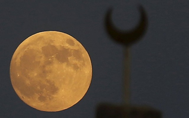 Hiện tượng “siêu trăng” cuối cùng của năm nay được ghi lại tại vùng ngoại ô Cairo, Ai Cập.