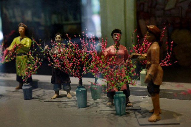 Hình ảnh mô phỏng sự náo nhiệt ngày Tết của Hà Nội xưa ngay trước chợ Đồng Xuân.