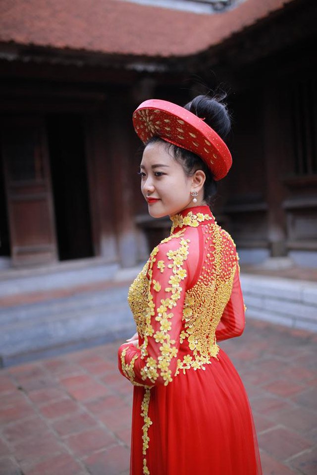 Tú Anh kể, trong khi chụp ảnh, có rất nhiều du khách nước ngoài đến làm quen và khen áo dài Việt Nam đẹp