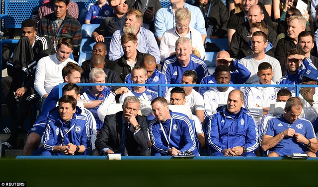 
Mourinho bất lực trên băng ghế chỉ đạo.
