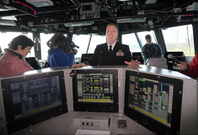 Chỉ huy Kendall G. Bridgewater giới thiệu với các phóng viên lên tham quan tàu USS Milwaukee
