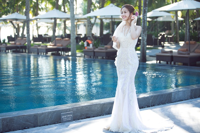 Trong trang phục cưới lộng lẫy, Diễm Trang trở nên xinh đẹp, thanh lịch nhưng vẫn không kém phần nữ tính, xinh đẹp.