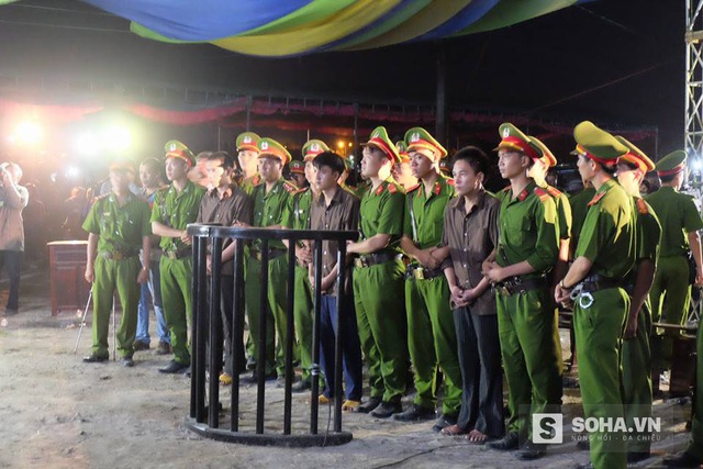 
Bị cáo Nguyễn Hải Dương có vẻ mệt, vừa nghe đọc bản án đôi lúc cúi đầu xuống
