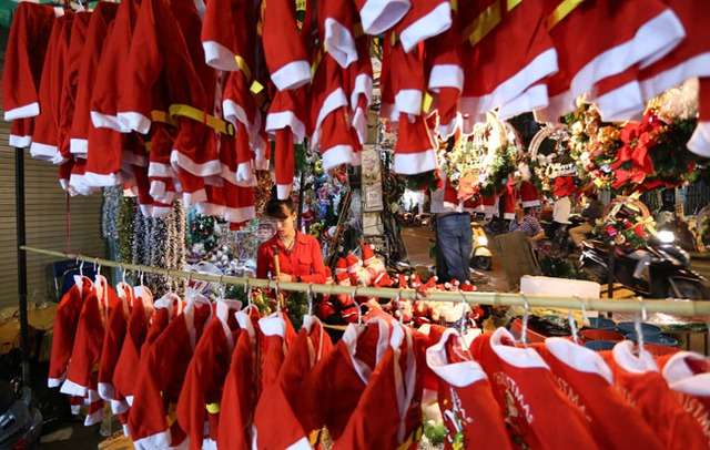 
Một bộ quần áo ông già Noel dành cho người lớn và trẻ em giá từ 70.000 - 150.000 đồng/bộ, găng tay, khăn choàng có giá từ 50.000- 100.000 đồng
