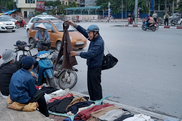 Chợ cũng có đủ loại hàng hóa.