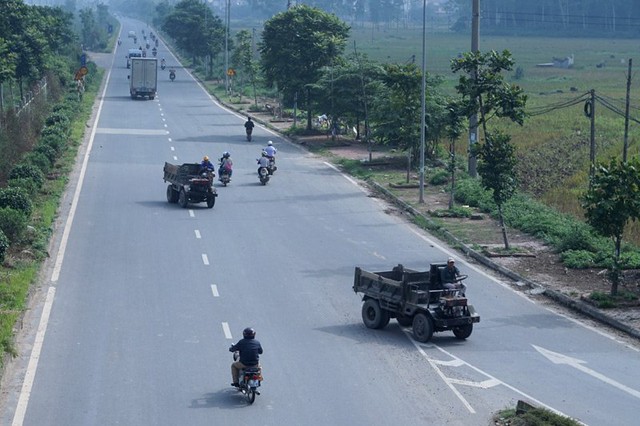 
Thường xuyên xảy ra tình trạng xe công nông chạy ngược chiều, rẽ ngang trên dải đường đô thị đoạn qua các huyện Hoài Đức, Quốc Oai.
