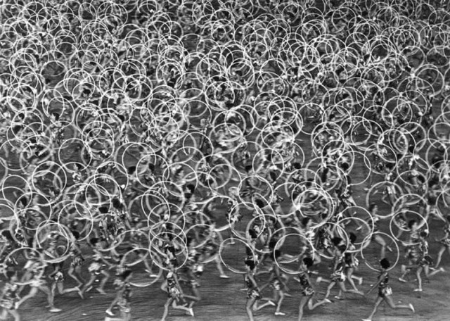 13. Bức ảnh Cổ vũ thể thao  chụp năm 1959/ Tác giả Lev Borodulin