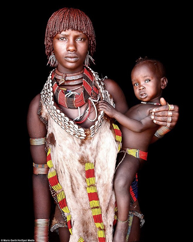 
Bộ trang phục làm từ lông thú và hạt cườm của mẹ con bộ tộc Hamar. (Nguồn: Dailymail)
