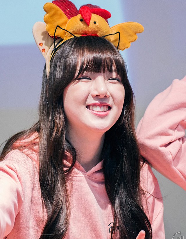 
Yerin (G-Friend) từng nhiều lần bị tố giả tạo với lý do cố tình tạo mắt cười như Tiffany, Sulli nhằm gây sự chú ý. Nhiều ý kiến chê trách cô nàng trông giả tạo, quá lố khi cười.
