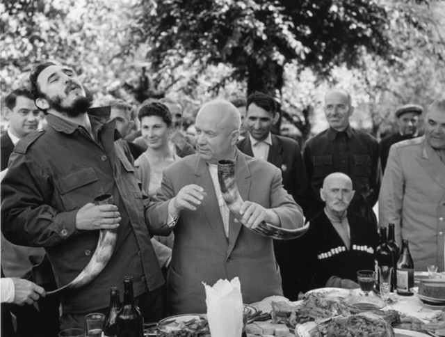 “Khrushchev and Castro have lunch at a kolkhoz in Georgia&quot; ,Vasily Egorov, 1963.

Hồi năm 1963, cựu Chủ tịch Cuba Fidel Castro đã có chuyến thăm khắp Liên Xô trong 38 ngày. Trong ảnh là cựu Tổng Bí thư Trung ương Đảng Cộng sản Liên Xô Khrushchev cùng ăn trưa với ông Castro.