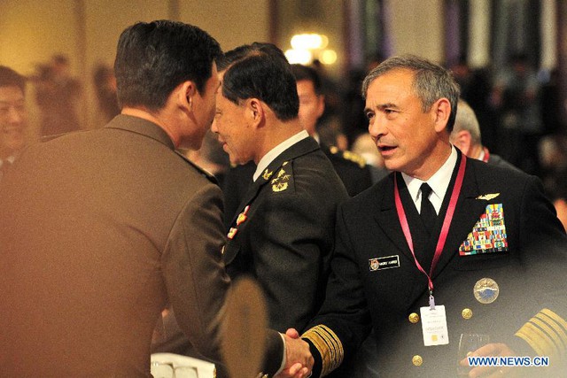 
Đô đốc Harry Harris (phải) tại lễ khai mạc Đối thoại Shangri-la ở Singapore tối 29/5. Ảnh: Xinhua
