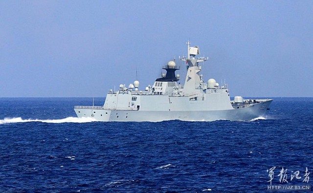Hình ảnh 1 khinh hạm Type 054A của Trung Quốc tham gia tập trận. Trước đó mẫu tàu chiến này của Trung Quốc đã theo sát tàu tuần duyên của Mỹ ở khu vực quần đảo Trường Sa.