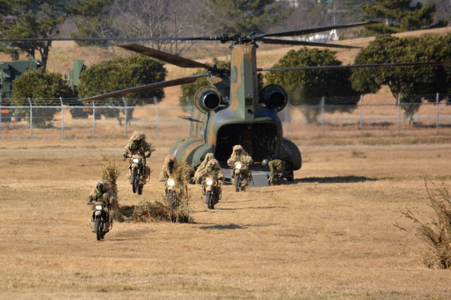 Lính bắn tỉa tỏa ra từ một chiếc trực thăng vận tải CH-47 bằng mô tô.