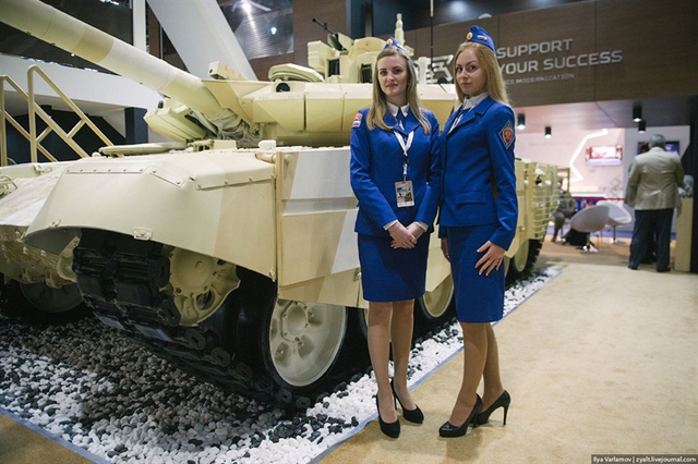 Hai nhân viên triển lãm người Nga tạo dáng bên xe tăng T-90MS.