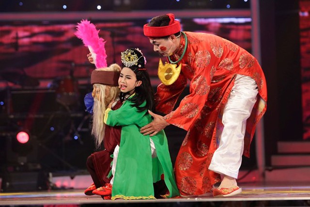 Trong đêm Chung kết trao giải Vietnam’s Got Talent mùa thứ 3 vừa kết thúc tối 5.4, NSƯT Thành Lộc đã ưu ái xem Đức Vĩnh là ‘đồng nghiệp’ cũng như khen tặng danh hiệu ‘thần đồng’ cho quán quân 9 tuổi đến từ Bắc Ninh.