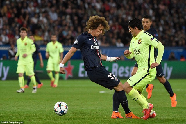 David Luiz bất lực trước Suarez