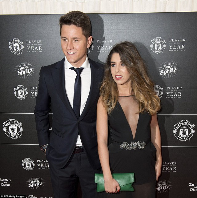 Cô bạn gái Isabel Collado như hình với bóng cùng Ander Herrera