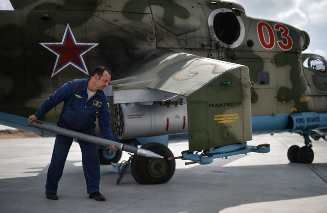 Nhân viên kỹ thuật lắp tên lửa cho trực thăng Mi-24.