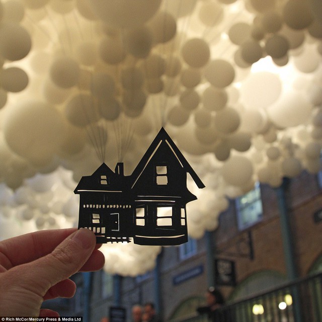 
Lấy cảm hứng từ bộ phim hoạt hình Up, ngôi nhà giấy như đang bay lên. Bức hình được chụp ở Covent Garden.

