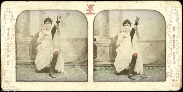 
Vũ công Bleuette khoe trang phục sân khấu năm 1890.
