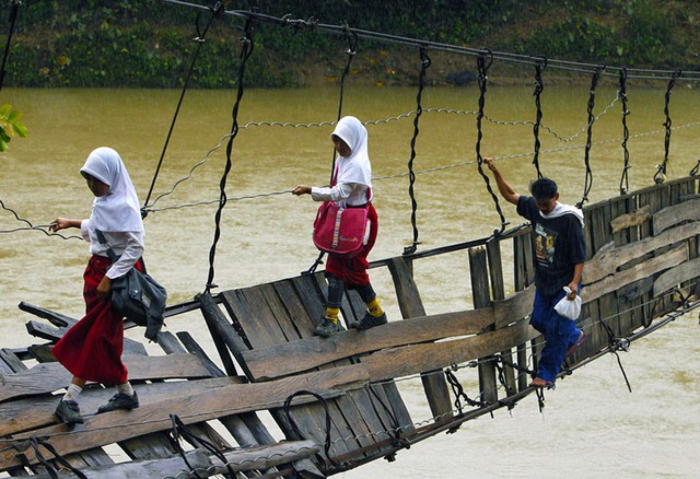 
Ở Lebak, Indonesia, những học sinh phải vượt qua cây cầu treo đã bị hỏng nặng để đi học
