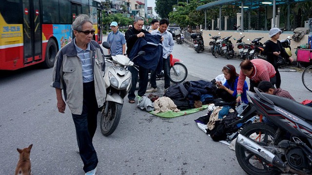 Người mua, kẻ bán tràn ra giữa lòng đường.