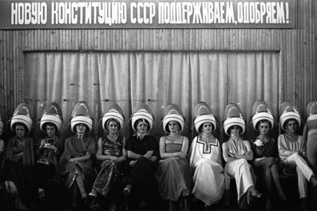 14. Bức ảnh Cuộc thi tạo mẫu tóc tại Moscow chụp năm 1975/ Tác giả Igor Gavrilov