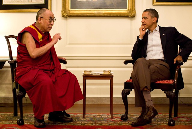 Tổng thống Mỹ Obama (phải) tiếp Đạt Lai Lạt Ma tại Nhà Trắng hôm 16/7/2011. Ảnh: NBC News.