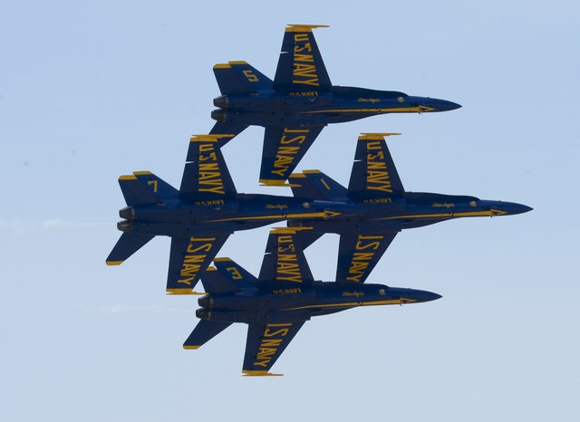 Đội bay biểu diễn Blue Angels của Hải quân Mỹ huấn luyện tại California.