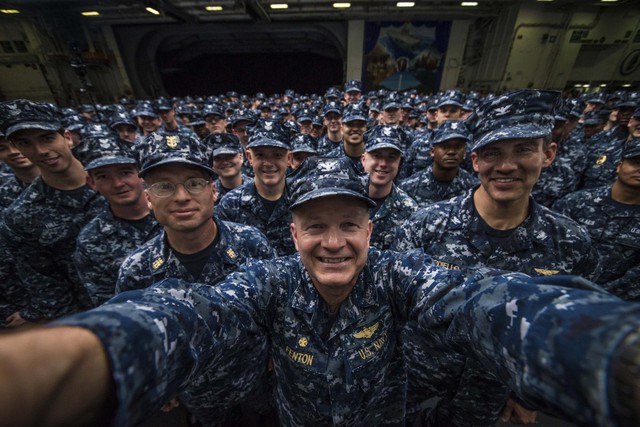 Thuyền trưởng Greg Fenton, sĩ quan chỉ huy tàu sân bay USS George Washington chụp ảnh 
