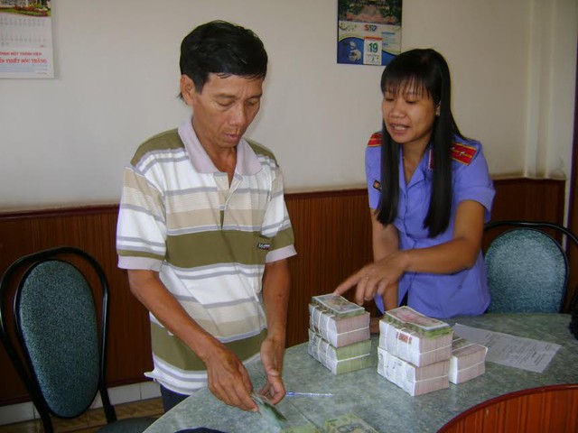 Ông Phạm Văn Lé cùng 2 người trong gia đình chính thức nhận đủ tiền bồi thường oan sai.