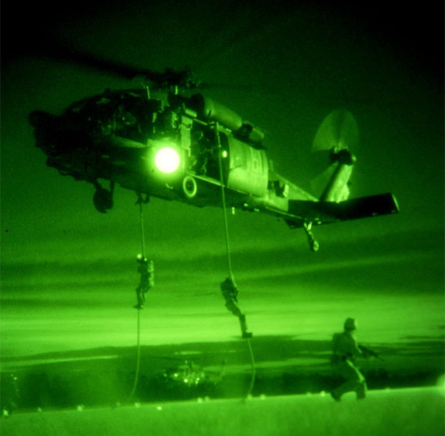 SEAL trượt dây xuống từ trực thăng UH-60 Black Hawk