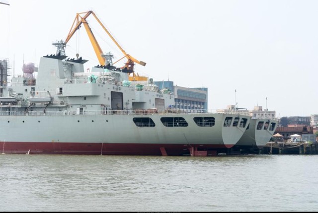 
Sở hữu các tàu tiếp liệu cỡ lớn là điều bắt buộc với bất kỳ lực lượng hải quân nào muốn hoạt động xa bờ. Với Trung Quốc cũng như vậy, 2 tàu tiếp liệu Type 903 luôn là tàu tiếp liệu của hải quân nước này khi thực hiện nhiệm vụ chống cướp biển ở vùng Vịnh Aden.
