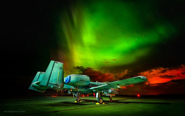 
Điểm dừng chân của các chiến đấu cơ A-10 Warthog là Đông Âu để tập luyện cùng các đồng minh NATO, nhằm cam kết bảo vệ và ngăn chặn khả năng đe dọa quân sự từ Nga.

Nhiếp ảnh gia Gen Vagula đã tận dụng sự có mặt của A-10 tại Căn cứ không Amari, Estonia, cùng với một hiện tượng khí quyển ngoạn mục là Bắc cực quang (hay còn gọi là Aurora Borealis) để ghi lại hình ảnh tuyệt vời về những con “Heo rừng” tắm dưới ánh sáng đầy màu sắc.
