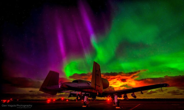 
Dải đèn báo hiệu trên đường băng cùng với ánh sáng của Bắc cực quang hòa quyện tạo nên một bức tranh đầy sinh động và màu sắc.
