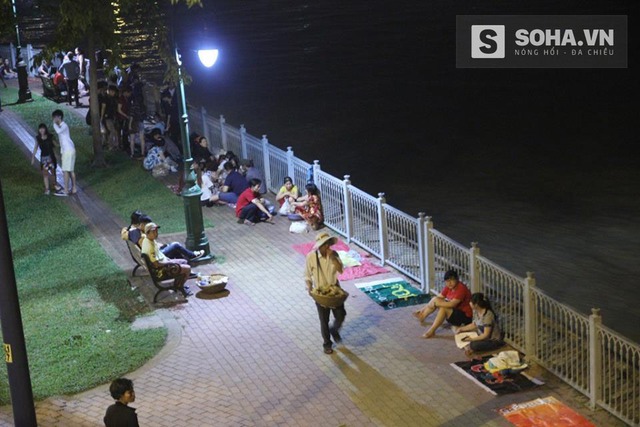 Nhiều người đã trải bạt chờ xem pháo hoa bên bờ sông Sài Gòn. Ảnh: Khang Thái